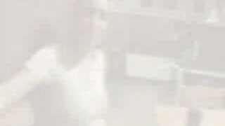 Շիկահեր ընկերուհի Քլոե Չերին իր թաց ցնցուղի մեջ թավուտ է ընդունում և վայելում ցնցուղը